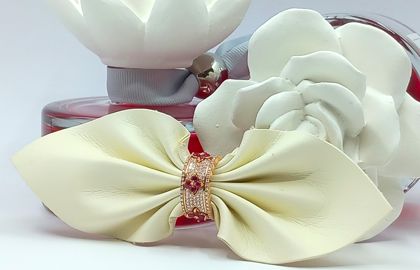 Anello a fascia in oro rosa diamanti e rubini
