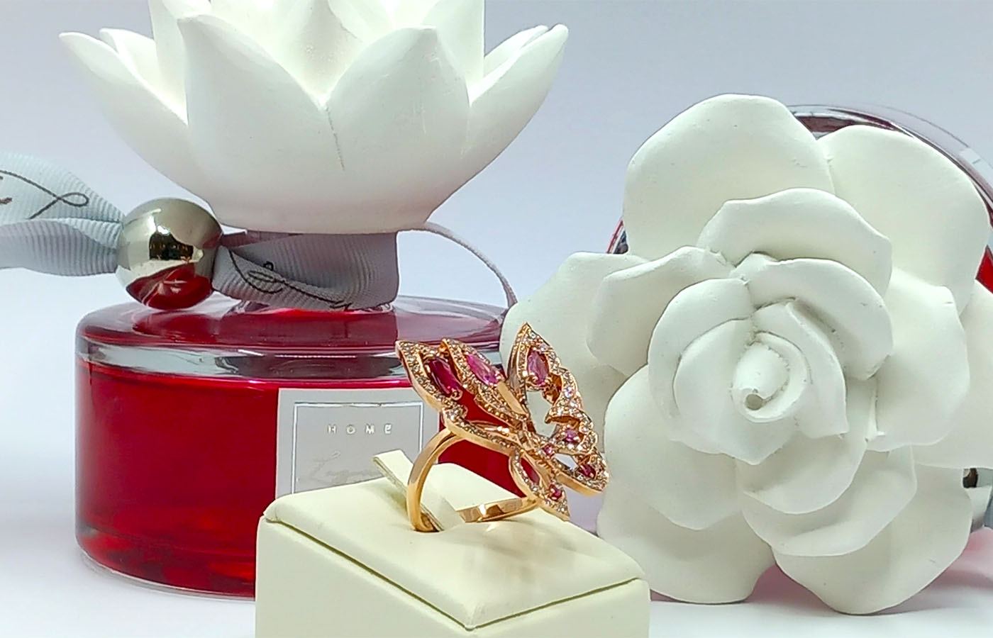 Anello in oro rosa diamanti rubini e zaffiri