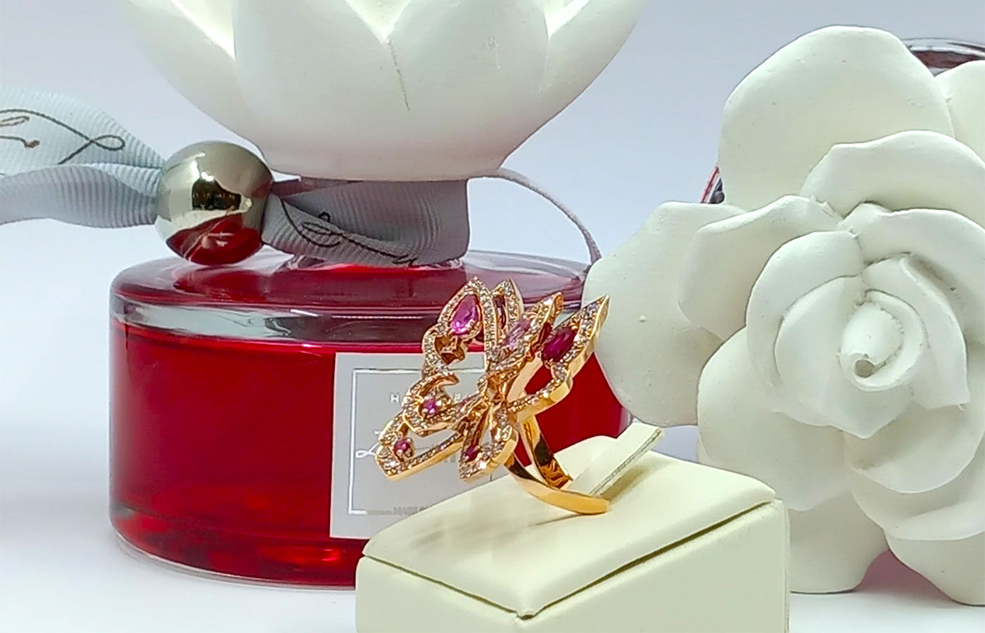Anello in oro rosa diamanti rubini e zaffiri