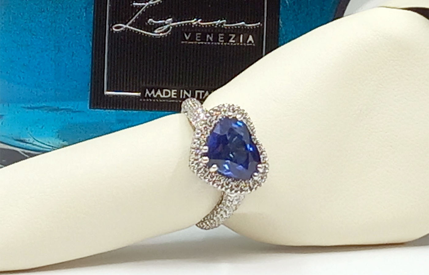 Anello a forma cuore in oro bianco zaffiro e brillanti