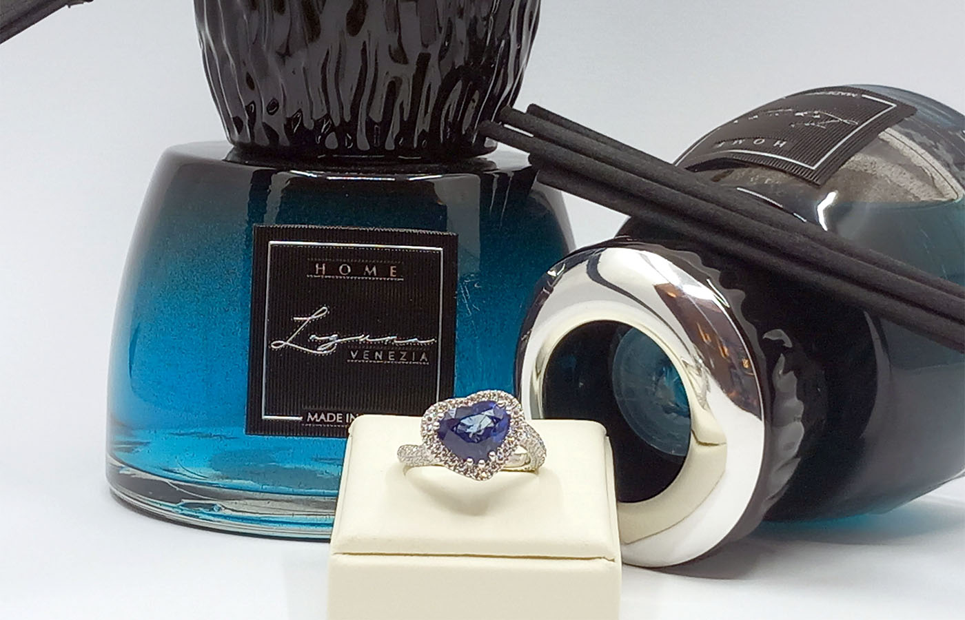 Anello a forma cuore in oro bianco zaffiro e brillanti