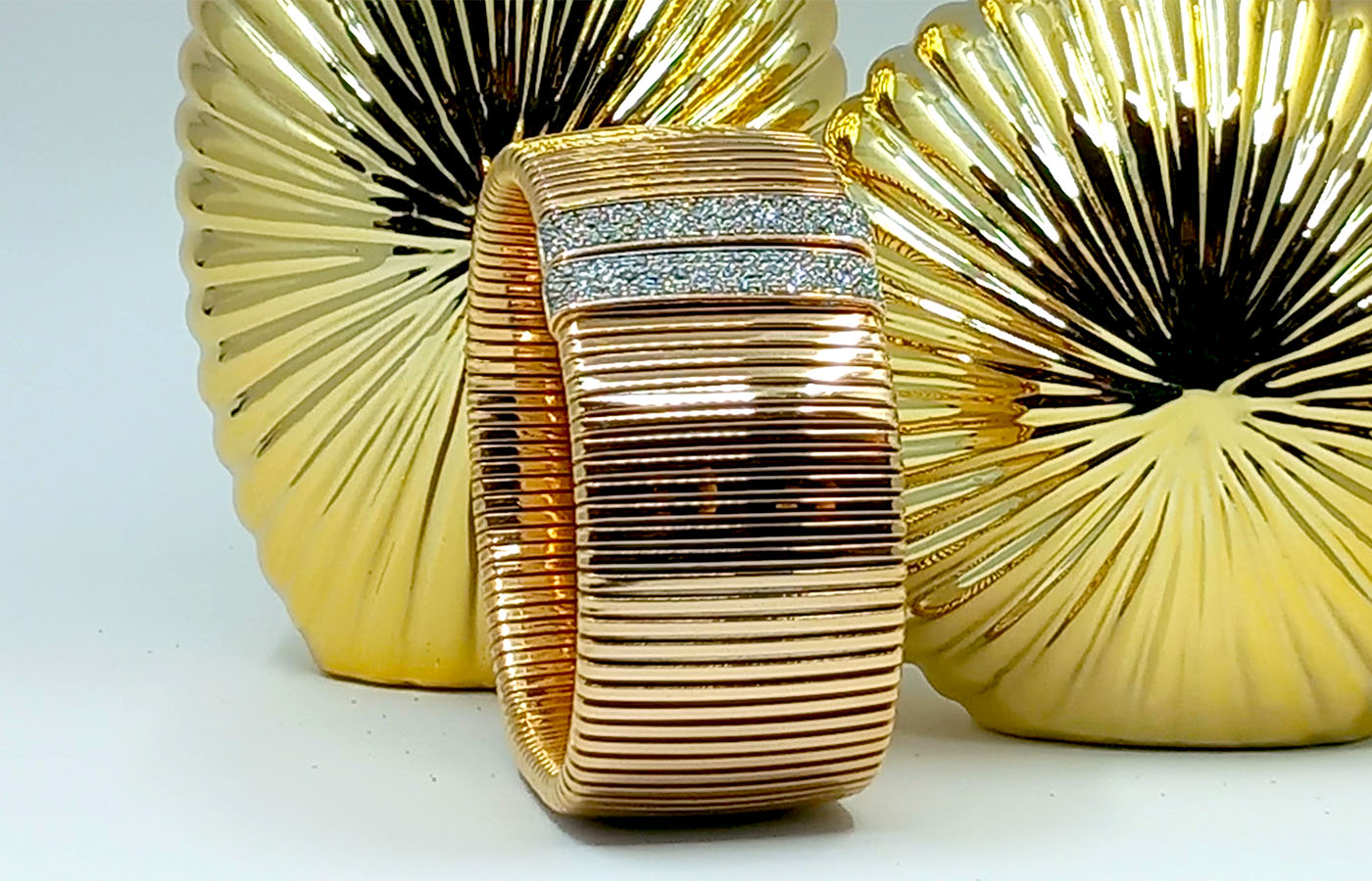 Bracciale semi rigido in oro rosa e brillanti