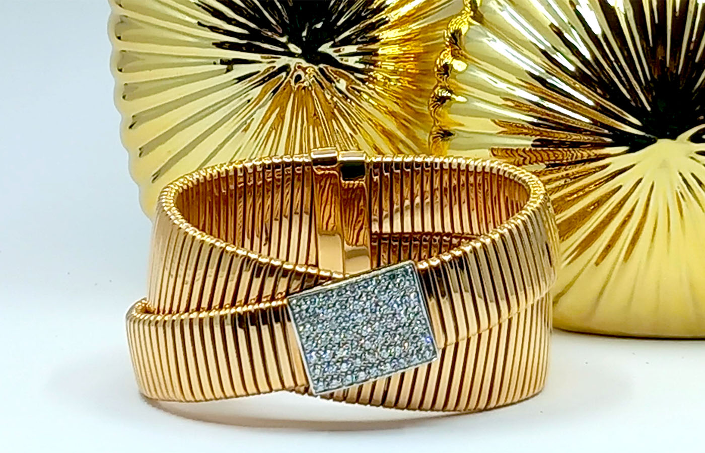 Bracciale semi rigido in oro rosa e brillanti