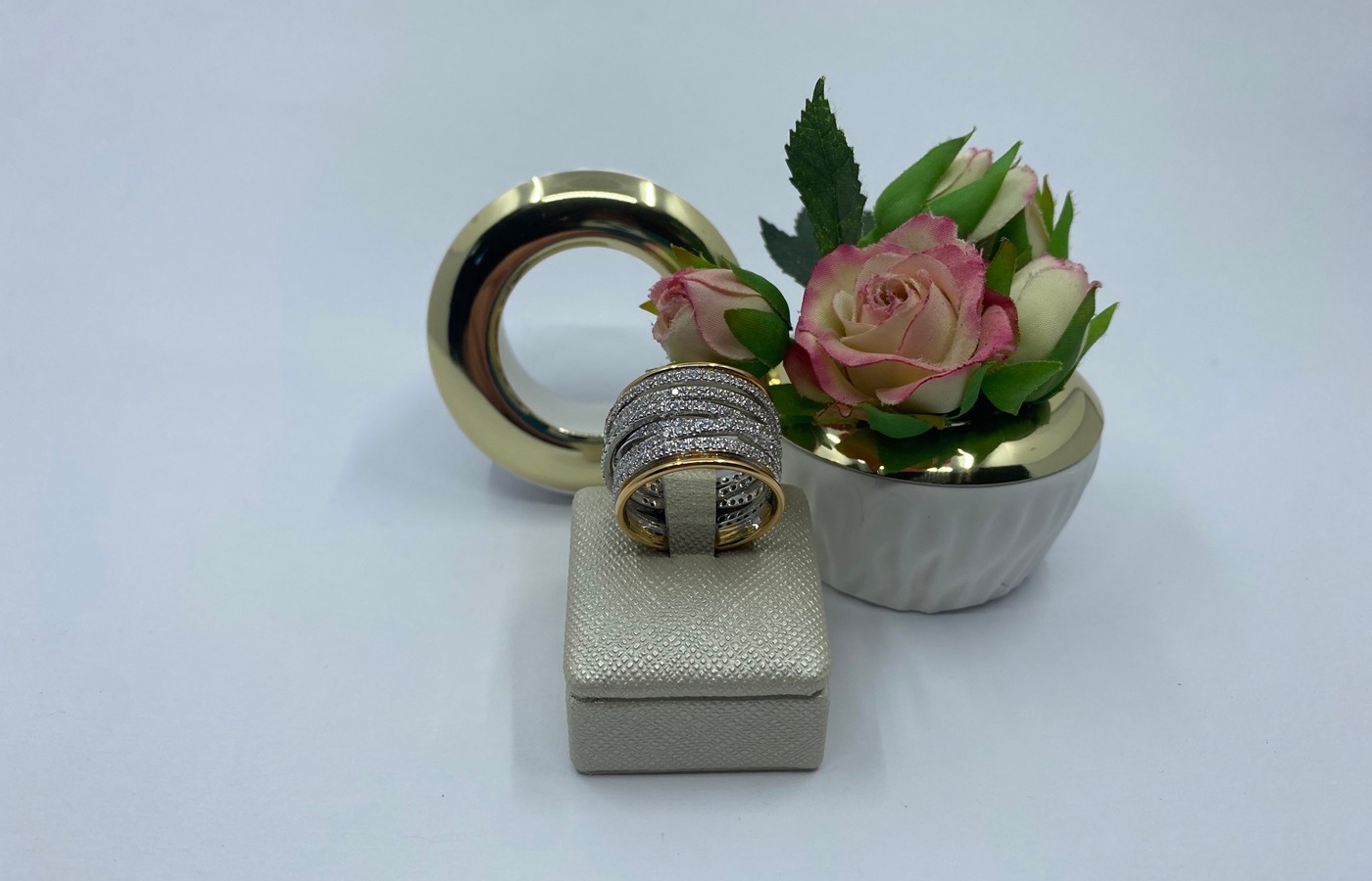Anello a fascia in oro giallo, bianco e brillanti