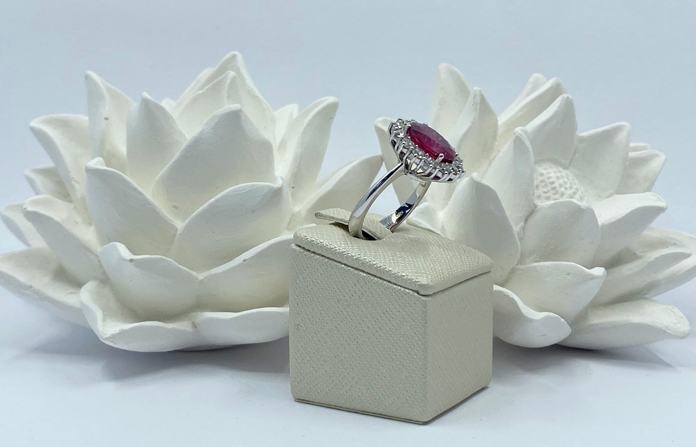 Anello Rosetta in oro bianco, brillanti e rubino
