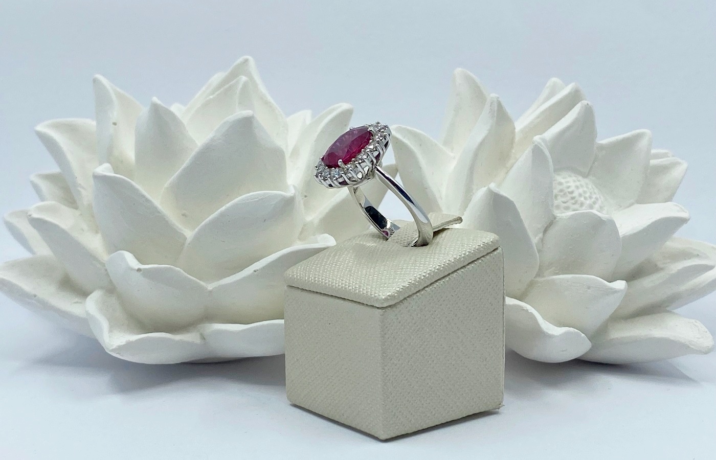 Anello Rosetta in oro bianco, brillanti e rubino